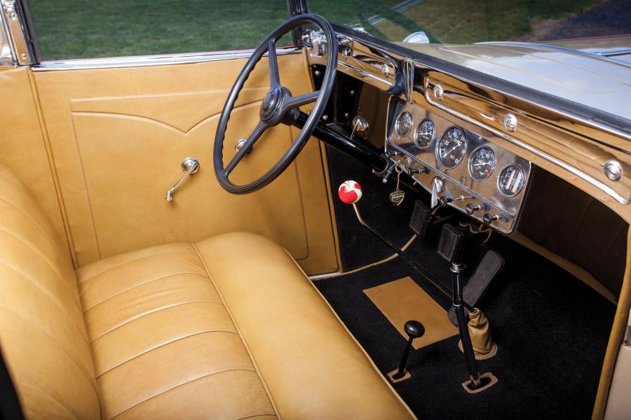 Интерьер Auburn 8-100A Custom Dual Ratio Cabriolet 1932 года  (фото 2 из 35)